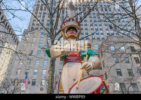 New York, NY, USA - Décembre 25th, 2018 - immense et colorée toy soldier décorant les Noël au Rockefeller Center, Manhattan. Banque D'Images