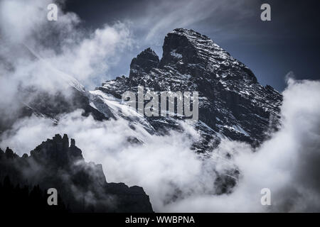 Spectaculaire vue à travers les nuages du Gspaltenhorn mountain dans l'Oberland Bernois, Suisse Banque D'Images