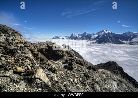 Vue du haut de la montagne Schilthorn dans l'Oberland Bernois, Suisse sur une journée ensoleillée. Banque D'Images