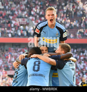 Cologne, Allemagne. 14Th Sep 2019. Les joueurs de Monchengladbach célébrer après avoir remporté la Bundesliga match de foot entre FC Cologne et Borussia Mönchengladbach à Cologne, Allemagne, le 14 septembre 2019. Credit : Ulrich Hufnagel/Xinhua Banque D'Images