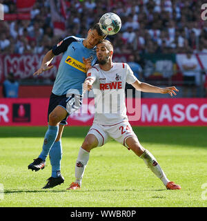 Cologne, Allemagne. 14Th Sep 2019. Stefan Lainer (L) de Monchengladbach rivalise avec Dominick Drexler de Cologne lors de la Bundesliga match de foot entre FC Cologne et Borussia Mönchengladbach à Cologne, Allemagne, le 14 septembre 2019. Credit : Ulrich Hufnagel/Xinhua Banque D'Images