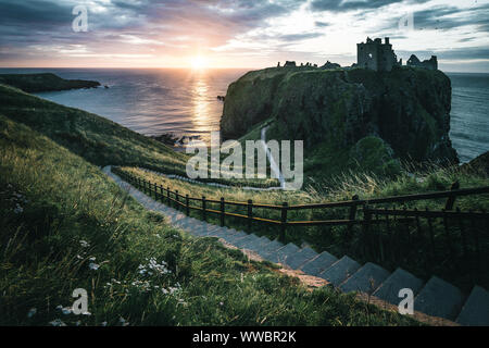 L'aube à Dunnottar Castle, Stonehaven, Aberdeenshire, Ecosse. Vue sur le château sur la falaise au-dessus de la mer au lever du soleil. Banque D'Images