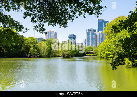 Paysage Urbain, vue sur l'horizon en Piedmont Park à Atlanta, Géorgie, à l'eau, à travers des arbres scenic city skyscrapers downtown au lac Clara Meer Banque D'Images