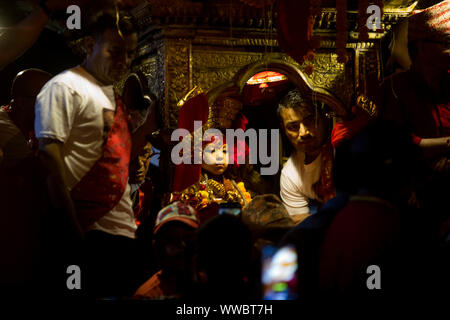 Katmandou, Népal. 14Th Sep 2019. Déesse vivante du Népal Kumari est photographié pendant la défilé de char d'Indrajatra festival dans les locaux de Basantapur Durbar Square de Katmandou, Népal, le 14 septembre, 2019. Les huit jours du festival célèbre l'Indra, le dieu de la pluie, pour marquer la fin de la mousson. Source : Xinhua/Alamy Live News Banque D'Images