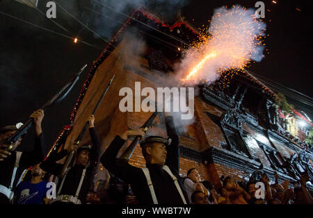 Katmandou, Népal. 14Th Sep 2019. Le personnel de l'armée népalaise des coups de feu après le défilé de char d'Indrajatra festival dans les locaux de Basantapur Durbar Square de Katmandou, Népal, le 14 septembre, 2019. Les huit jours du festival célèbre l'Indra, le dieu de la pluie, pour marquer la fin de la mousson. Source : Xinhua/Alamy Live News Banque D'Images