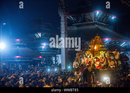 Katmandou, Népal. 14Th Sep 2019. Les dévots tirez le chariot pendant le défilé de char d'Indrajatra festival dans les locaux de Basantapur Durbar Square de Katmandou, Népal, le 14 septembre, 2019. Les huit jours du festival célèbre l'Indra, le dieu de la pluie, pour marquer la fin de la mousson. Source : Xinhua/Alamy Live News Banque D'Images