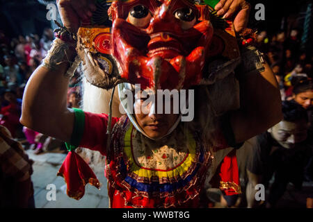 Katmandou, Népal. 14Th Sep 2019. Un danseur masqué effectue durant la célébration de l'Indrajatra festival dans les locaux de Basantapur Durbar Square de Katmandou, Népal, le 14 septembre, 2019. Les huit jours du festival célèbre l'Indra, le dieu de la pluie, pour marquer la fin de la mousson. Source : Xinhua/Alamy Live News Banque D'Images