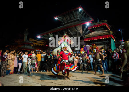 Katmandou, Népal. 14Th Sep 2019. Danseurs masqués effectuer durant la célébration de l'Indrajatra festival dans les locaux de Basantapur Durbar Square de Katmandou, Népal, le 14 septembre, 2019. Les huit jours du festival célèbre l'Indra, le dieu de la pluie, pour marquer la fin de la mousson. Source : Xinhua/Alamy Live News Banque D'Images