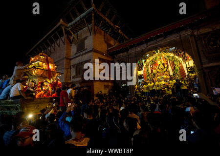 Katmandou, Népal. 14Th Sep 2019. Les dévots tirez le chariot pendant le défilé de char d'Indrajatra festival dans les locaux de Basantapur Durbar Square de Katmandou, Népal, le 14 septembre, 2019. Les huit jours du festival célèbre l'Indra, le dieu de la pluie, pour marquer la fin de la mousson. Source : Xinhua/Alamy Live News Banque D'Images