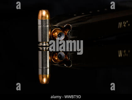 Des munitions de calibre 40 avec magazine sur fond noir Banque D'Images