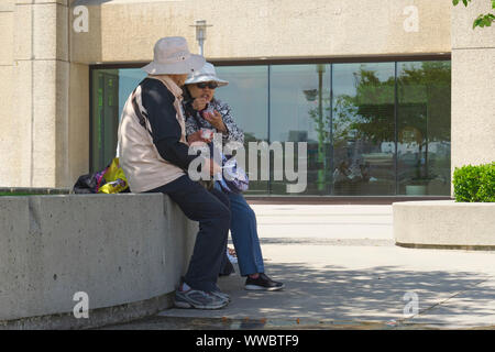 Asian Couple Manger dehors à Granville Square, Vancouver, B. C., Canada. 15 juin 2019 Banque D'Images