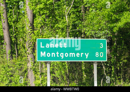 Signalisation routière pour 1,6 km distance à Lanet et ville de Montgomery en Alabama le long de l'autoroute Interstate I-85 en Géorgie avec des arbres d'été vert Banque D'Images