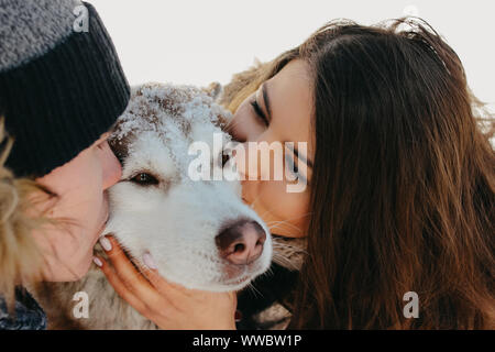 L'heureux couple avec chien haski à forest nature park dans la saison froide. Histoire d'amour de l'aventure de voyage Banque D'Images