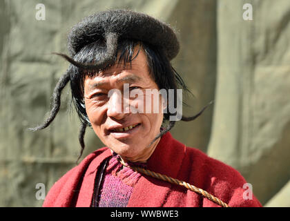 Tawang, de l'Arunachal Pradesh, Inde - 03 janvier 2019 : Portrait de l'Inde, les homme habillé dans le poil de yack hat. Banque D'Images