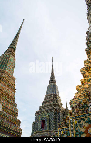 Détail de la Bouddha couché de Wat Pho temple complexe à Bangkok, Thaïlande. L'Asie du Sud-Est voyage oriental ancien architecture traditionnelle tuile du colo Banque D'Images