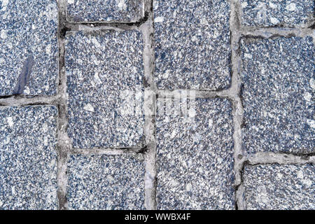 Un vieux mur de blocs de pierre empilés gris. Banque D'Images