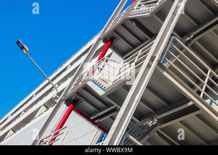 Échelle d'évacuation ou de sortie de secours avec escalier en acier sur le mur d'un bâtiment industriel moderne. Banque D'Images