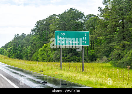 Route de l'autoroute i10 sign post west interstate 10 avec direction et texte sur rue pour la Nouvelle Orléans en Louisiane Banque D'Images