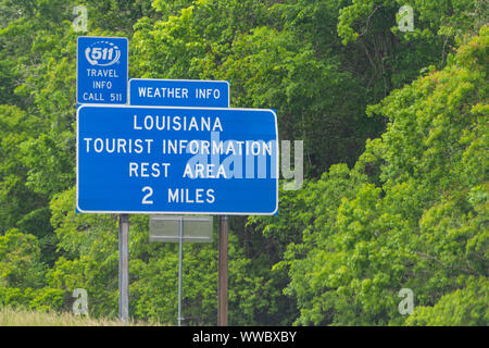 Slidell, États-Unis - 22 Avril 2018 : Route Autoroute avec de gros plan bienvenue à la Louisiane et signe un texte sur l'interstate i10 Banque D'Images