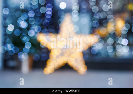 Noël arrière-plan flou. Étoile d'or et bleu éclairage floue Banque D'Images