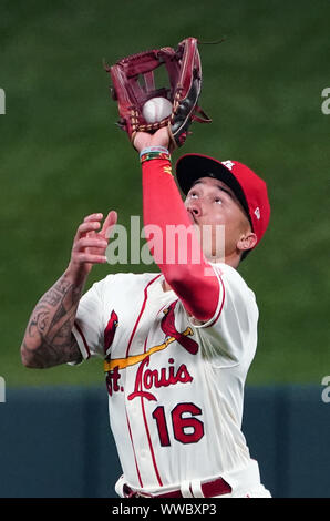 Cardinals de Saint-Louis Kolten Wong fait une capture pour les Brewers de Milwaukee sur Lorenzo Cain en sixième manche au Busch Stadium de Saint-louis le Samedi, Septembre 14, 2019. Photo de Bill Greenblatt/UPI UPI : Crédit/Alamy Live News Banque D'Images