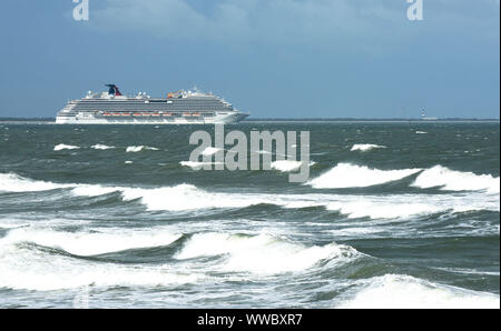 En Floride, aux États-Unis. 14Th Sep 2019. Le navire de croisière Carnival Breeze chefs sur la mer comme surf générés par la tempête tropicale Humberto est considérée comme la tempête se déplace vers le nord au large des côtes de la Floride. Credit : SOPA/Alamy Images Limited Live News Banque D'Images