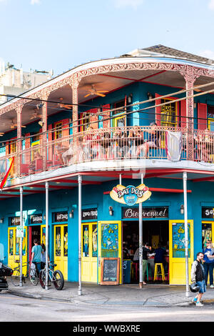 New Orleans, USA - 22 Avril 2018 : Dat Dog bar restaurant ou café sur Frenchmen Street dans le Quartier Français de Louisiane ville servant de hot dogs, de la bière et sa Banque D'Images