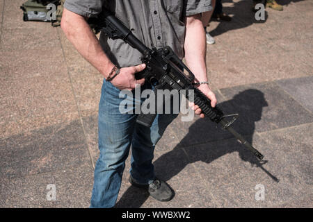 Columbus, États-Unis. 14Th Sep 2019. Un activiste avec leur arme à feu lors d'une pro-gun rassemblement contre l'ordre du jour le contrôle des armes à feu à Columbus. Credit : SOPA/Alamy Images Limited Live News Banque D'Images