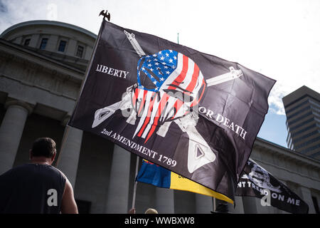 Columbus, États-Unis. 14Th Sep 2019. Un deuxième amendement pro pro-drapeau lors d'une manifestation contre des armes à feu l'ordre du jour le contrôle des armes à feu dans la région de Columbus. Credit : SOPA/Alamy Images Limited Live News Banque D'Images