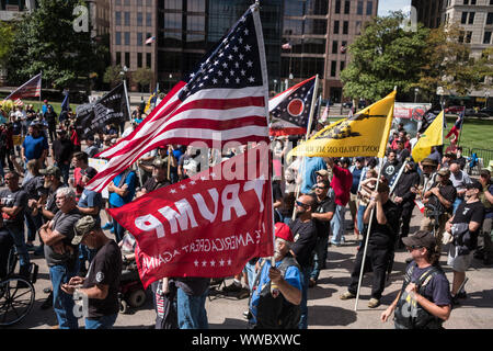 Columbus, États-Unis. 14Th Sep 2019. Les manifestants avec des drapeaux lors d'une pro-gun rassemblement contre l'ordre du jour le contrôle des armes à feu à Columbus. Credit : SOPA/Alamy Images Limited Live News Banque D'Images