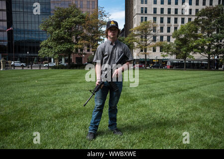 Columbus, États-Unis. 14Th Sep 2019. Un activiste avec leur arme à feu lors d'une pro-gun rassemblement contre l'ordre du jour le contrôle des armes à feu à Columbus. Credit : SOPA/Alamy Images Limited Live News Banque D'Images