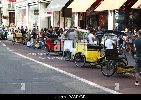 Des vélotaxis causant obstruction à l'extérieur de Hamleys toy Store de Regent Street, London, W1. Le Cyclo parc dans un Bus opérationnels Lane en utilisant la zone comme un rang et la police semble permettre la pratique beaucoup à l'inconvénient pour les conducteurs de bus et les taxis noirs de Londres. Transport for London (TFL [ ] besoin d'aborder cette question parce qu'elle cause la congestion dans le West End de Londres. Banque D'Images