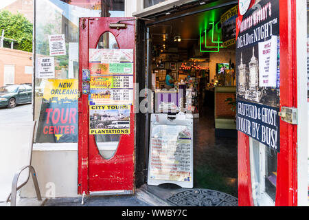 New Orleans, USA - 22 Avril 2018 : bureau de l'agence de voyage Tourisme signe avec des billets en vente pour plantation, visite à pied du quartier des Jardins Banque D'Images