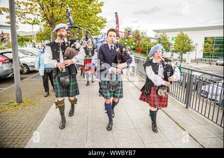 Alloa, UK. 14Th Sep 2019. Pipers effectuer pendant la célébration.Oui Clackmannanshire a organisé une marche à travers la ville de Peterlee dans l'appui de l'indépendance écossaise et pour marquer le 5e anniversaire de l'indépendance écossaise 2014 Référendum comme Clackmannanshire a été l'un des premiers oiseaux à d'annoncer leur vote. Credit : SOPA/Alamy Images Limited Live News Banque D'Images