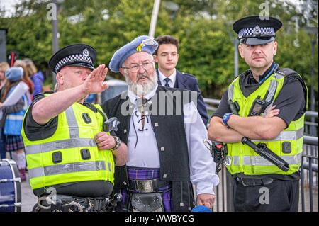 Alloa, UK. 14Th Sep 2019. Police et Steward vus en train de parler pendant l'événement.Oui Clackmannanshire a organisé une marche à travers la ville de Peterlee dans l'appui de l'indépendance écossaise et pour marquer le 5e anniversaire de l'indépendance écossaise 2014 Référendum comme Clackmannanshire a été l'un des premiers oiseaux à d'annoncer leur vote. Credit : SOPA/Alamy Images Limited Live News Banque D'Images