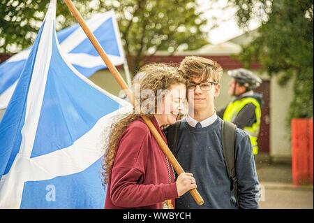 Alloa, UK. 14Th Sep 2019. Un jeune couple prend part au cours de la marche.Oui Clackmannanshire a organisé une marche à travers la ville de Peterlee dans l'appui de l'indépendance écossaise et pour marquer le 5e anniversaire de l'indépendance écossaise 2014 Référendum comme Clackmannanshire a été l'un des premiers oiseaux à d'annoncer leur vote. Credit : SOPA/Alamy Images Limited Live News Banque D'Images