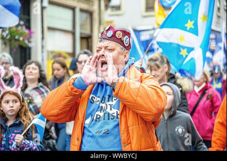 Alloa, UK. 14Th Sep 2019. Un homme crie des slogans pendant la marche.Oui Clackmannanshire a organisé une marche à travers la ville de Peterlee dans l'appui de l'indépendance écossaise et pour marquer le 5e anniversaire de l'indépendance écossaise 2014 Référendum comme Clackmannanshire a été l'un des premiers oiseaux à d'annoncer leur vote. Credit : SOPA/Alamy Images Limited Live News Banque D'Images