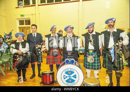 Alloa, UK. 14Th Sep 2019. La bande posent pour une photo dans les centres hall au cours de la célébration.Oui Clackmannanshire a organisé une marche à travers la ville de Peterlee dans l'appui de l'indépendance écossaise et pour marquer le 5e anniversaire de l'indépendance écossaise 2014 Référendum comme Clackmannanshire a été l'un des premiers oiseaux à d'annoncer leur vote. Credit : SOPA/Alamy Images Limited Live News Banque D'Images