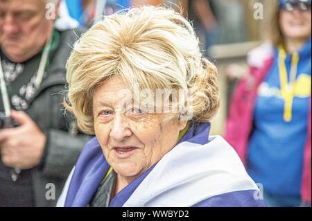 Alloa, UK. 14Th Sep 2019. Provost Tina Murphy prend part au cours de la célébration.Oui Clackmannanshire a organisé une marche à travers la ville de Peterlee dans l'appui de l'indépendance écossaise et pour marquer le 5e anniversaire de l'indépendance écossaise 2014 Référendum comme Clackmannanshire a été l'un des premiers oiseaux à d'annoncer leur vote. Credit : SOPA/Alamy Images Limited Live News Banque D'Images