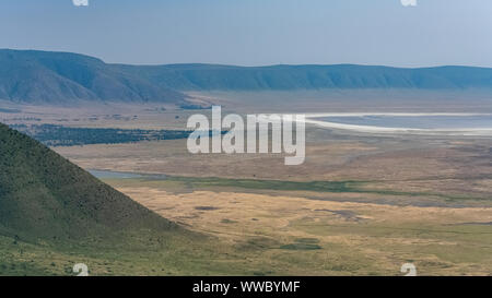 La Tanzanie, vue sur le cratère du Ngorongoro, beau paysage avec des animaux différents de vivre ensemble Banque D'Images