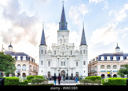 New Orleans, USA - Le 22 juillet 2018 : la cathédrale St Louis l'église à Jackson Square Park en Louisiane ville avec des gens qui marchent par fontaine à eau Banque D'Images