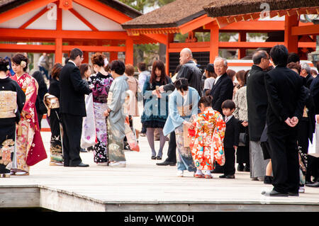 Invités de mariage japonais sur l'île de Miyajima au Japon. Banque D'Images