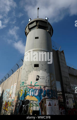 Une tour de guet militaire israélien sur une section de la barrière de séparation ou d'un mur construit par Israël à la périphérie de la ville de Bethléem en Cisjordanie. Territoires palestiniens, Israël Banque D'Images