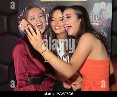 Love Island's Maura Higgins se joint aux fans lors d'une partie des résultats d'examens au Palace de nuit à Navan, comté de Meath, Irlande comprend : Maura Higgins Où : Navan, Irlande Quand : 14 août 2019 Source : WENN.com Banque D'Images