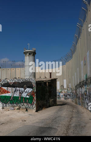 Une tour de guet militaire israélien sur une section de la barrière de séparation ou d'un mur construit par Israël à la périphérie de la ville de Bethléem en Cisjordanie. Territoires palestiniens, Israël Banque D'Images