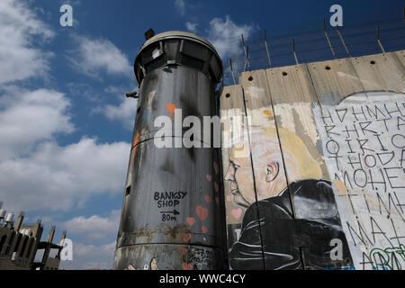 Une tour de guet militaire israélien sur une section de la barrière de séparation ou d'un mur construit par Israël a attaqué précédemment avec des bombes de peinture', 'à la périphérie de la ville de Bethléem en Cisjordanie. Territoires palestiniens, Israël Banque D'Images