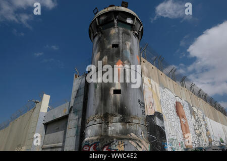 Une tour de guet militaire israélien sur une section de la barrière de séparation ou d'un mur construit par Israël a attaqué précédemment avec des bombes de peinture', 'à la périphérie de la ville de Bethléem en Cisjordanie. Territoires palestiniens, Israël Banque D'Images