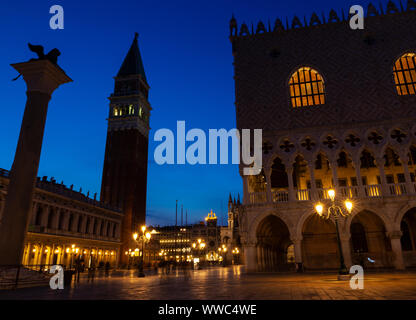 Vue de nuit le doge palace à côté du clocher de San Marco, Venise Banque D'Images