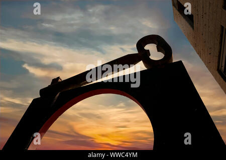 Un énorme, fer à repasser, une clé de retour" repose sur la porte d'entrée pour le camp de réfugiés de Aida au nord de Bethléem en Cisjordanie centrale, créé en 1950 par des réfugiés de la région d'Hébron et Jérusalem. De telles clés symbolisent celles conservées comme souvenirs par de nombreux Palestiniens qui ont quitté leurs foyers en 1948 et sont des symboles palestinienne de soutien au droit de retour. Banque D'Images