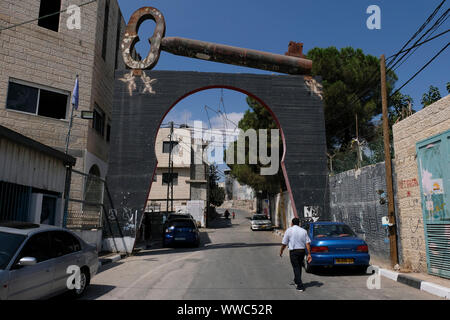 Un énorme, fer à repasser, une clé de retour" repose sur la porte d'entrée pour le camp de réfugiés de Aida au nord de Bethléem en Cisjordanie centrale, créé en 1950 par des réfugiés de la région d'Hébron et Jérusalem. De telles clés symbolisent celles conservées comme souvenirs par de nombreux Palestiniens qui ont quitté leurs foyers en 1948 et sont des symboles palestinienne de soutien au droit de retour. Banque D'Images